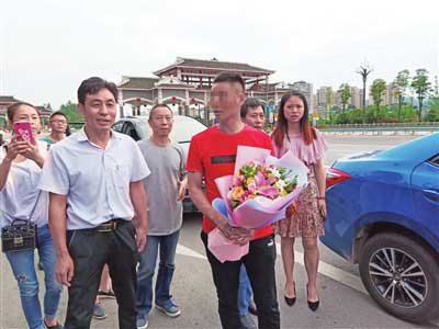 兒子被拐父親29年不搬家-期盼孩子有一天能回來(lái).jpg